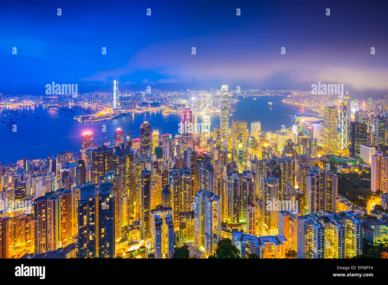 Skyline von Hong Kong, China über Victoria Harbour. Stockfoto