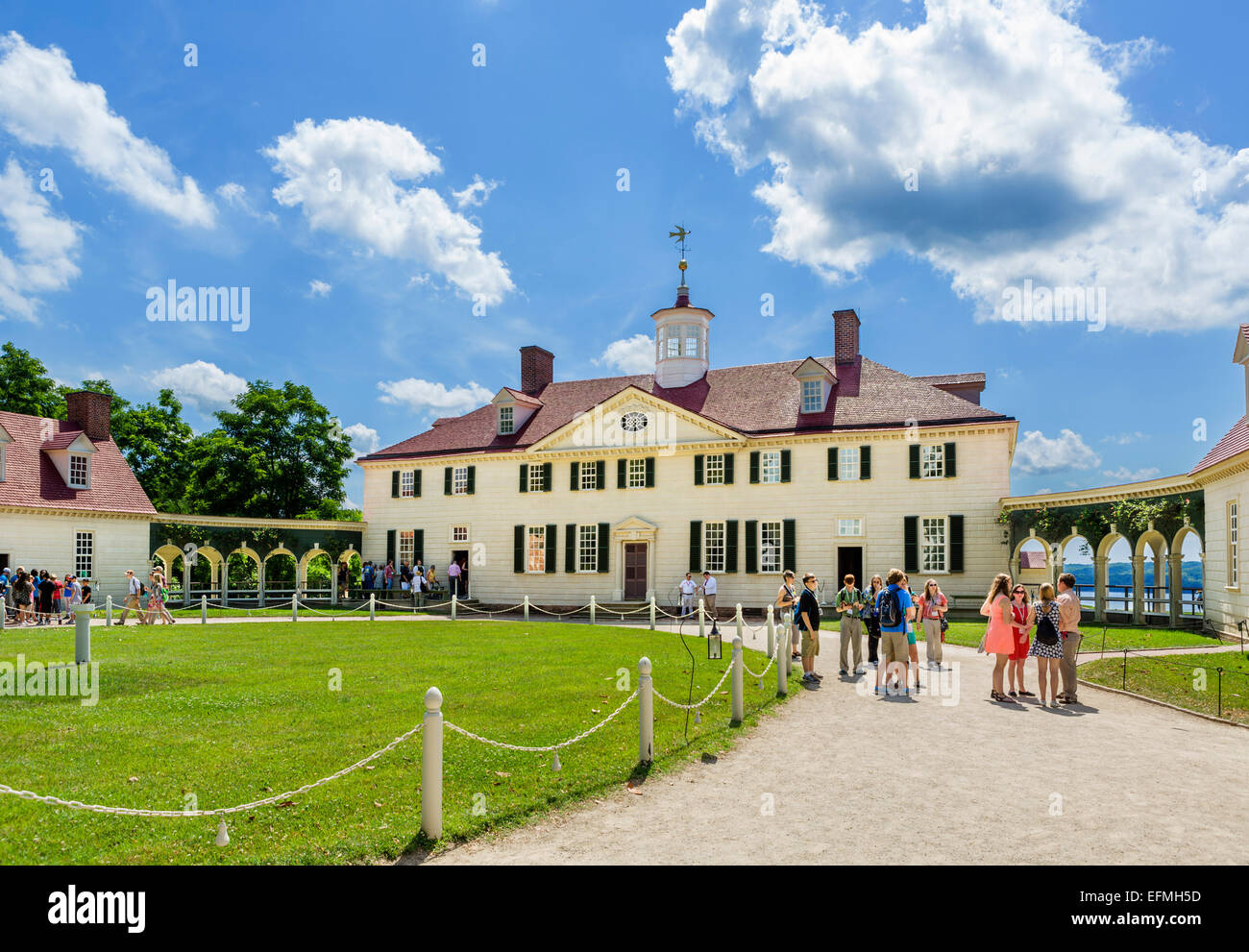 Besucher vor der Fassade des Plantagenhauses von Präsident George Washington in Mount Vernon, Virginia, USA Stockfoto