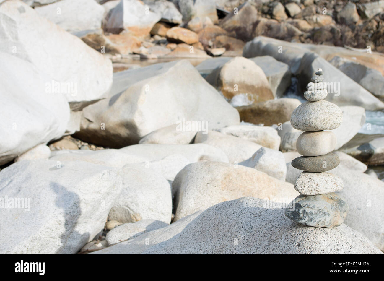 Cairn Stein am Fluss Stockfoto