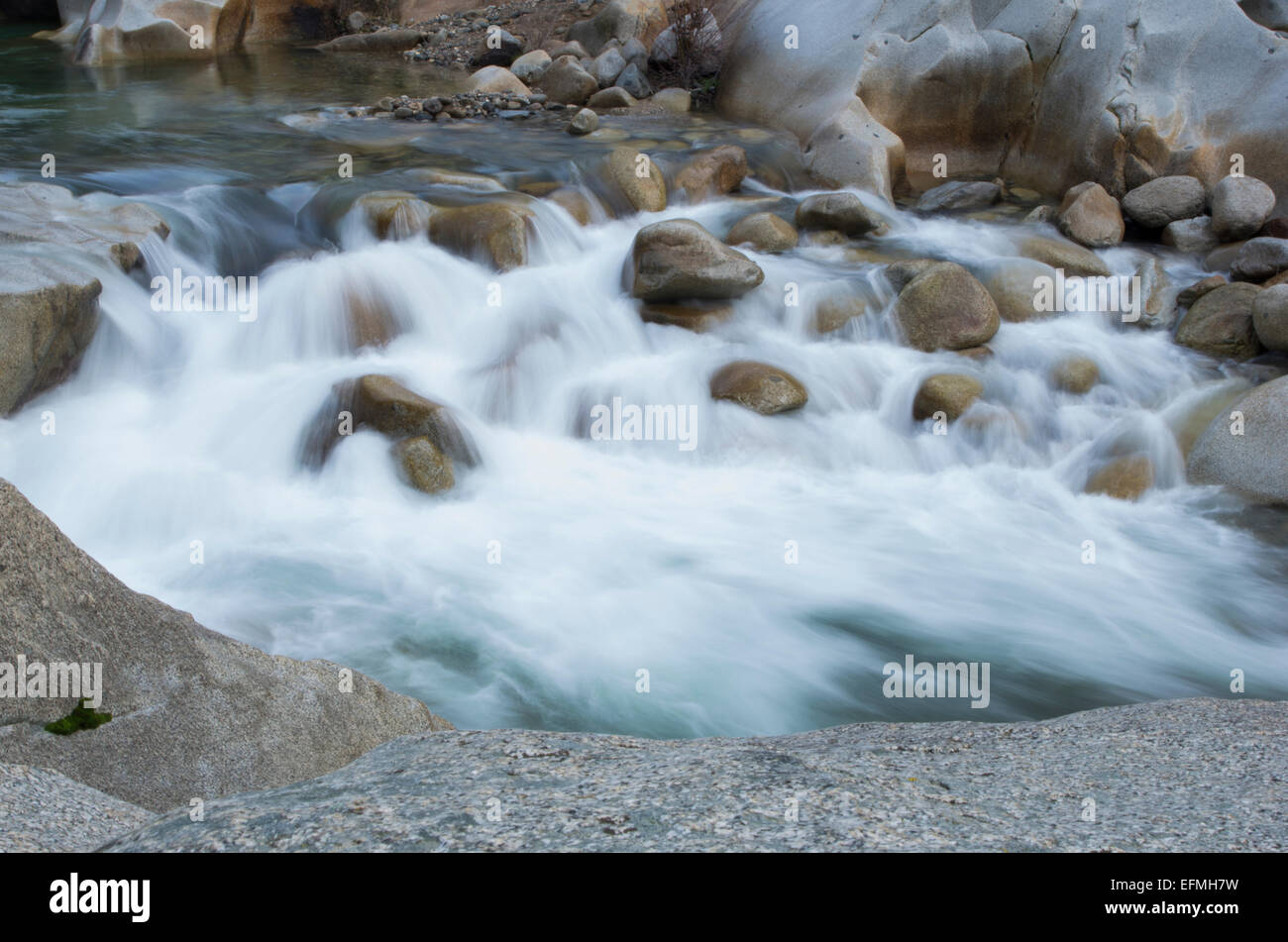 Wasser in Strömen über Steinen. Stockfoto