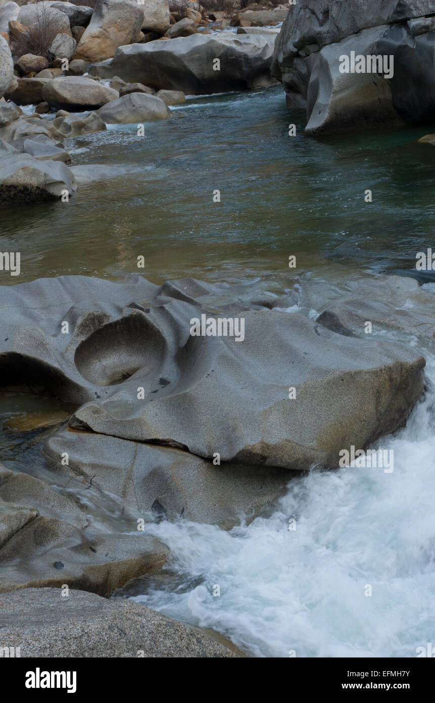 Fluß zwischen Felsen Stockfoto