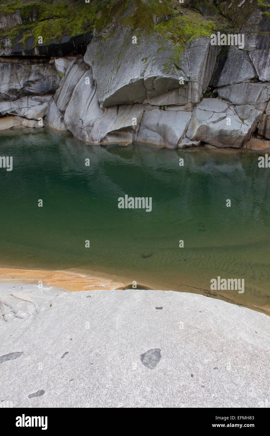 Flussbad zwischen zwei Platten aus Granit Stockfoto