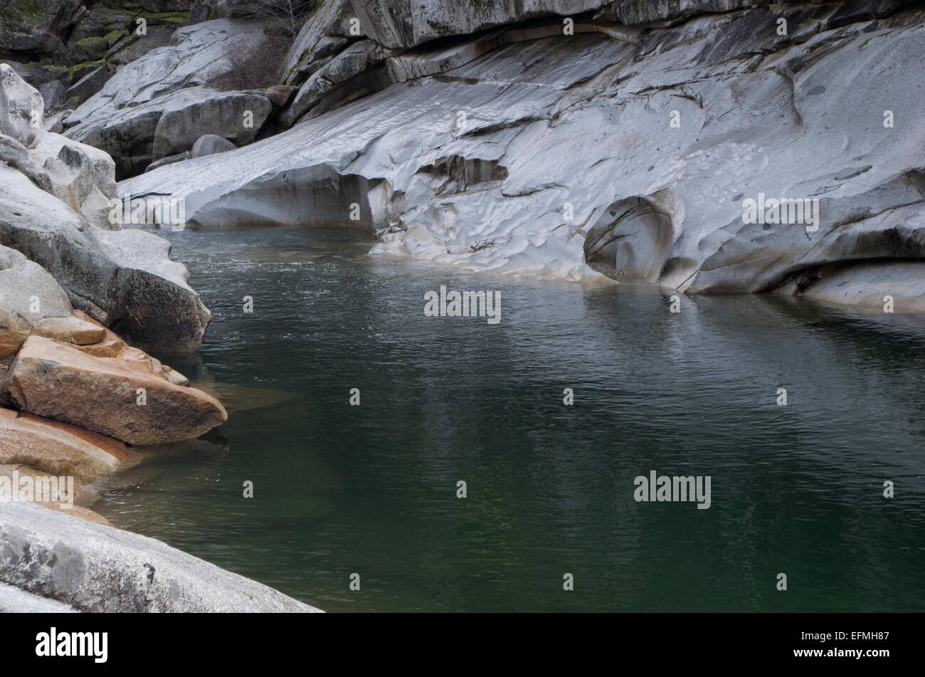 Fluss teilen zwei Granitplatten Stockfoto