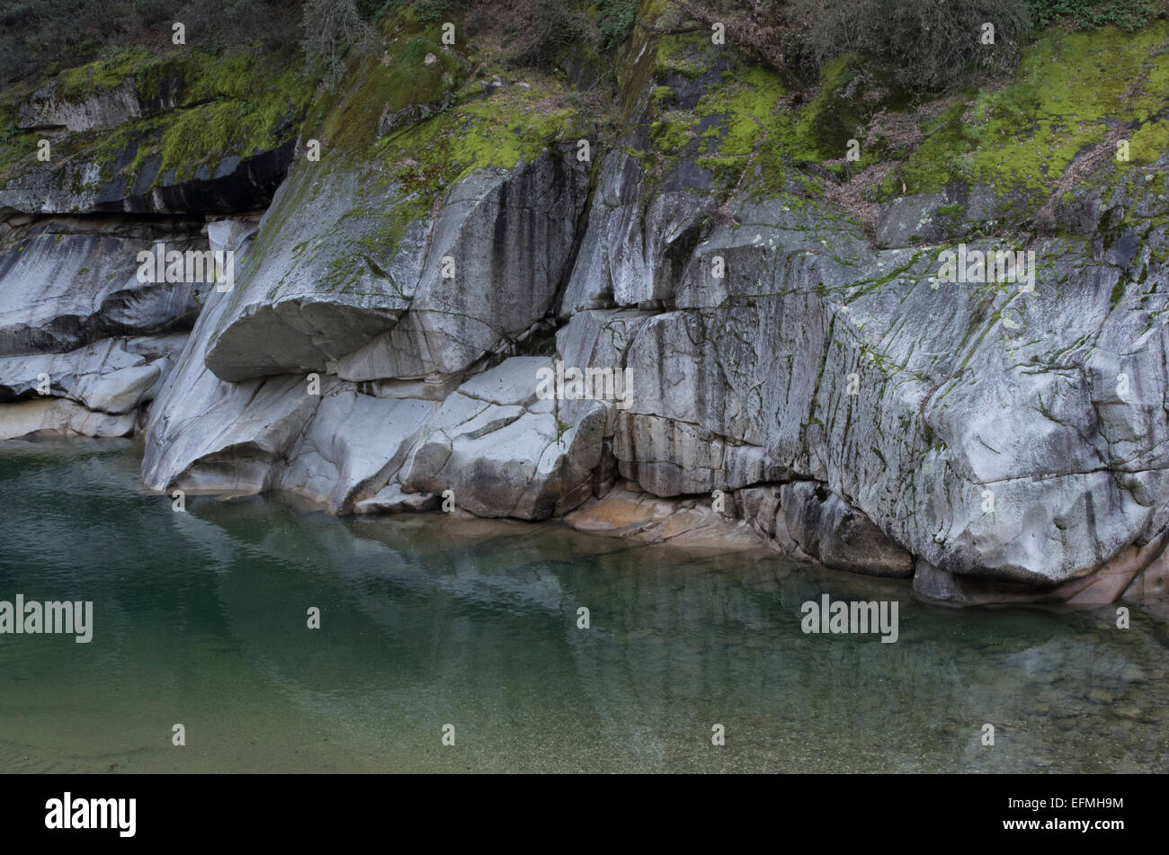 Granitplatte über Fluss Stockfoto