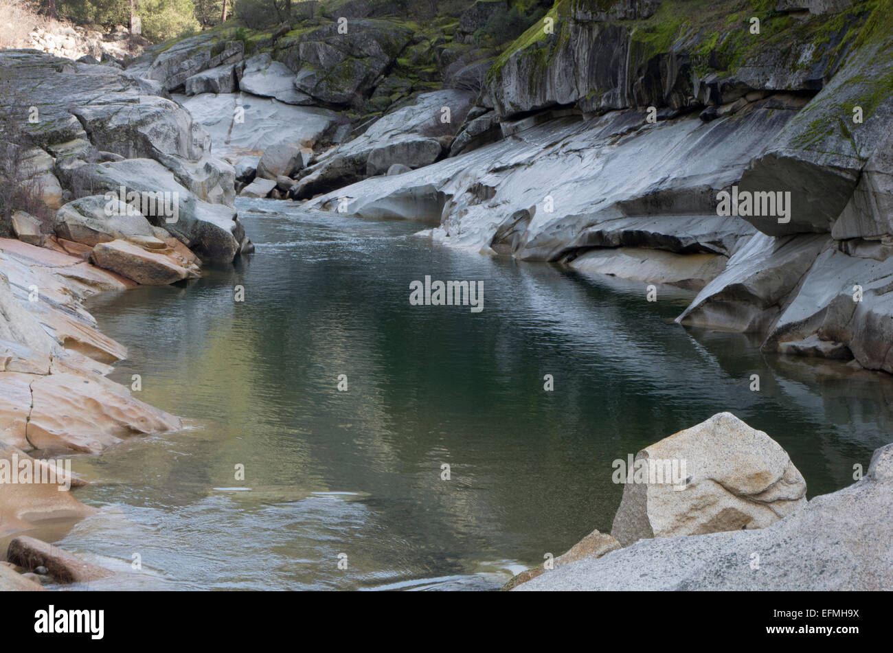 Fluss, umgeben von Granitplatten Stockfoto