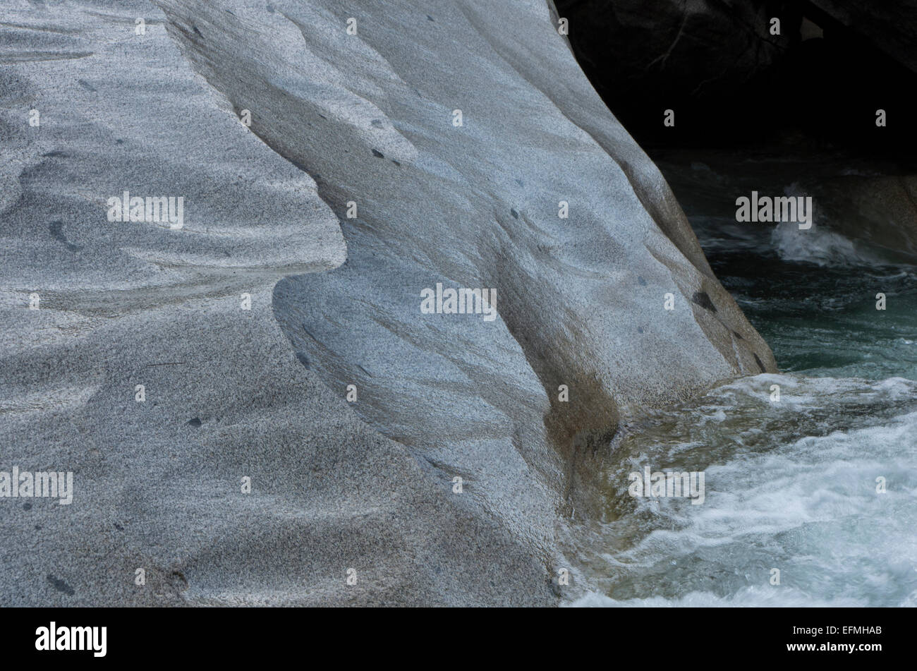 Polierter Stein trifft Wasser Stockfoto