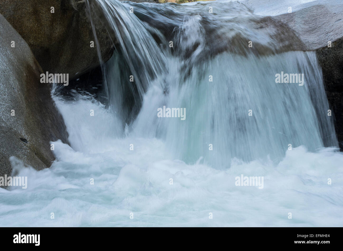 Wasser in Strömen über Granit Stockfoto