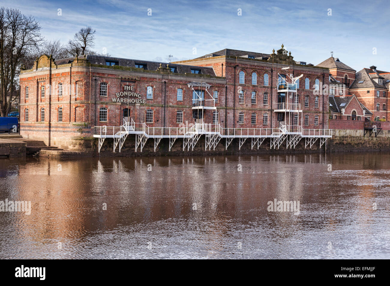 Das Bonding Lager, traditionelle Architektur an den Ufern des Flusses Ouse in York, North Yorkshire, England, umgebaut Stockfoto