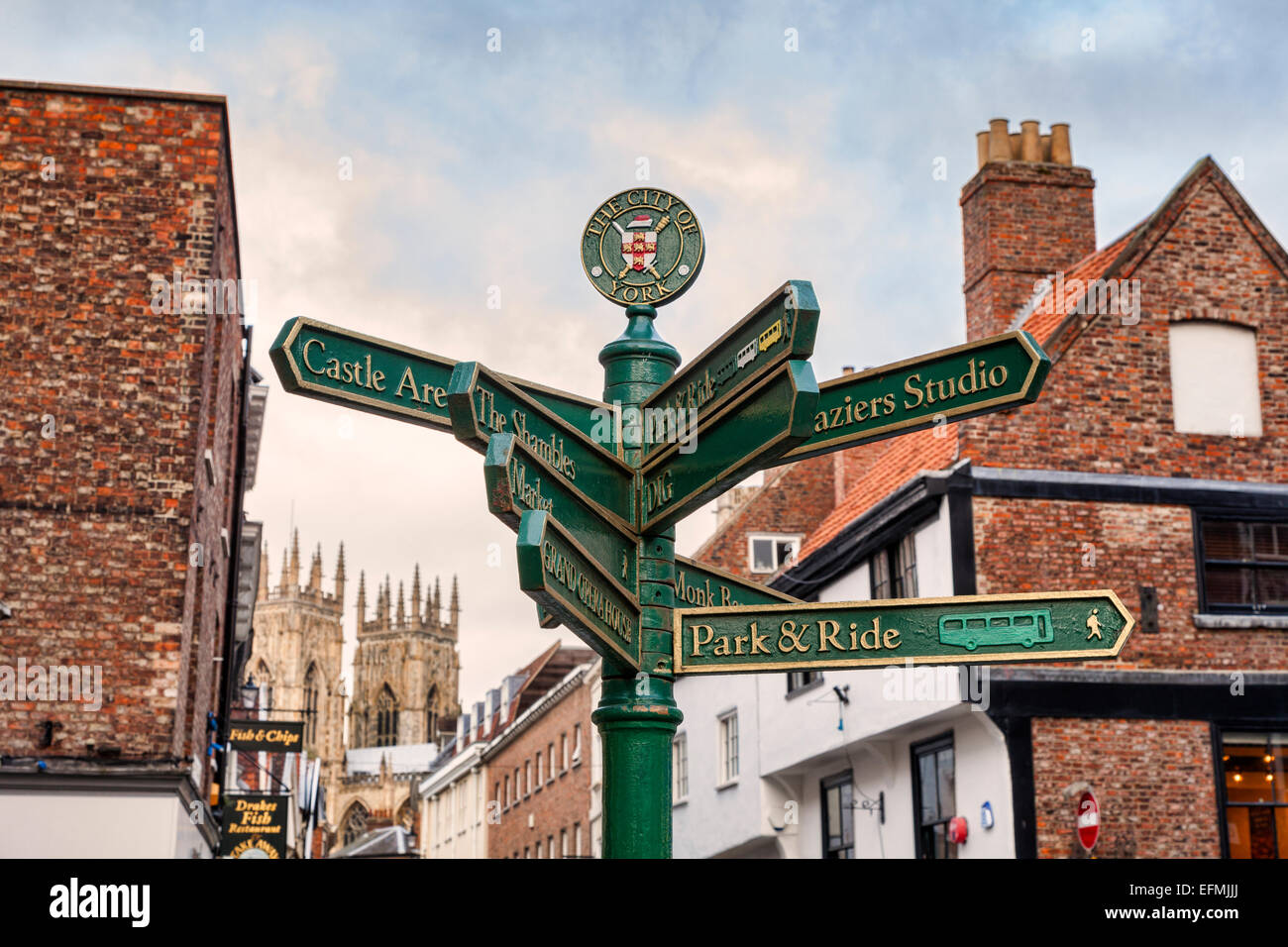 Wegweiser zeigen Sehenswertes in Platz der Könige, York. Zeichen im Mittelpunkt. Stockfoto
