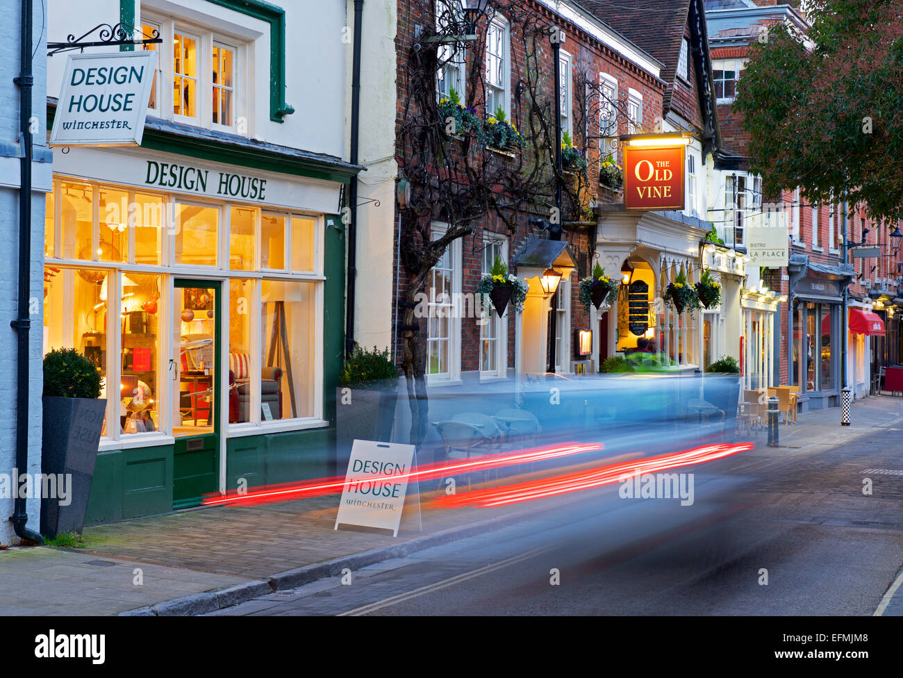 Design-Haus und der alten Rebe Pub in Winchester, Hampshire, England UK Stockfoto