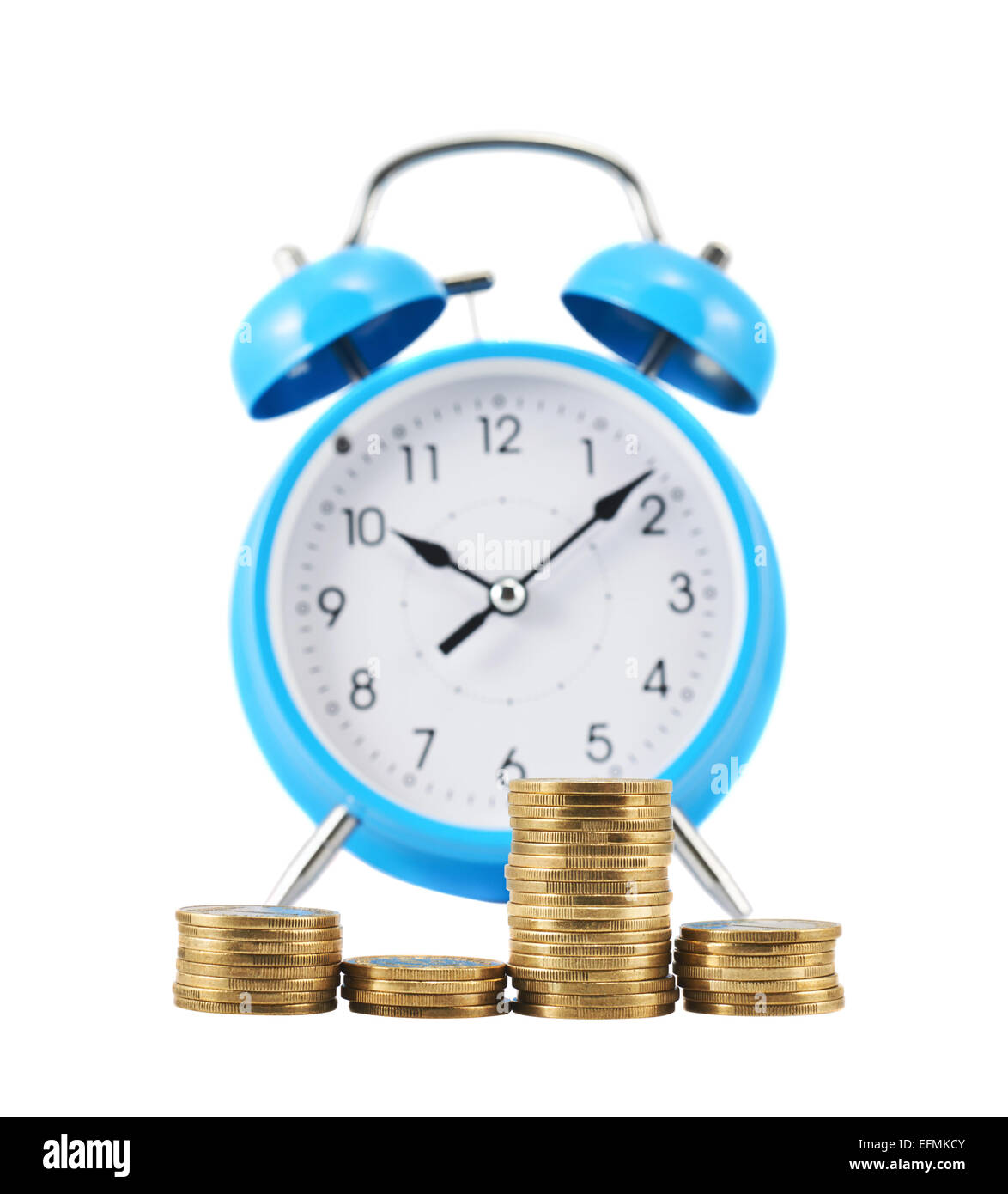 Stapel von Münzen vor dem Wecker Stockfoto