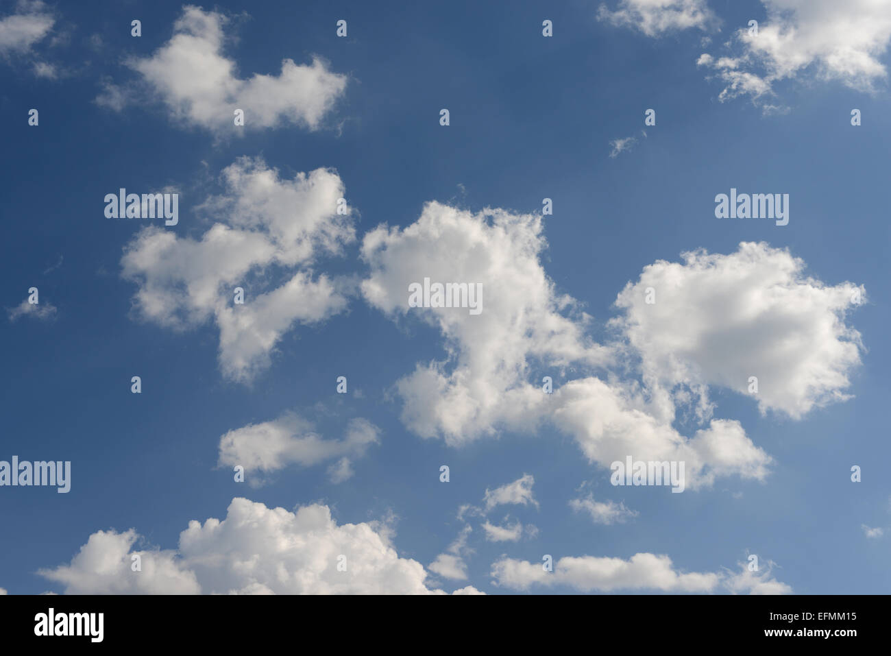 Schöne Wolkengebilde - flauschige weiße Wolken in einem sonnigen blauen Himmel. Stockfoto