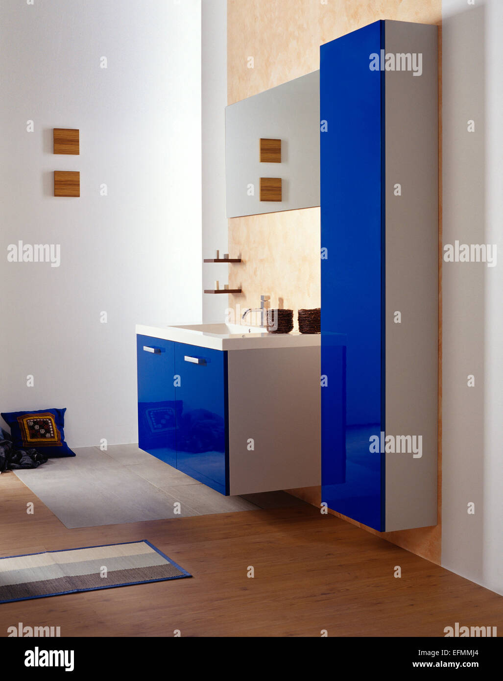 Moderne Wohn-Haus Bad, modernes Design mit Waschtisch Waschbecken, Armaturen und Glas Stockfoto