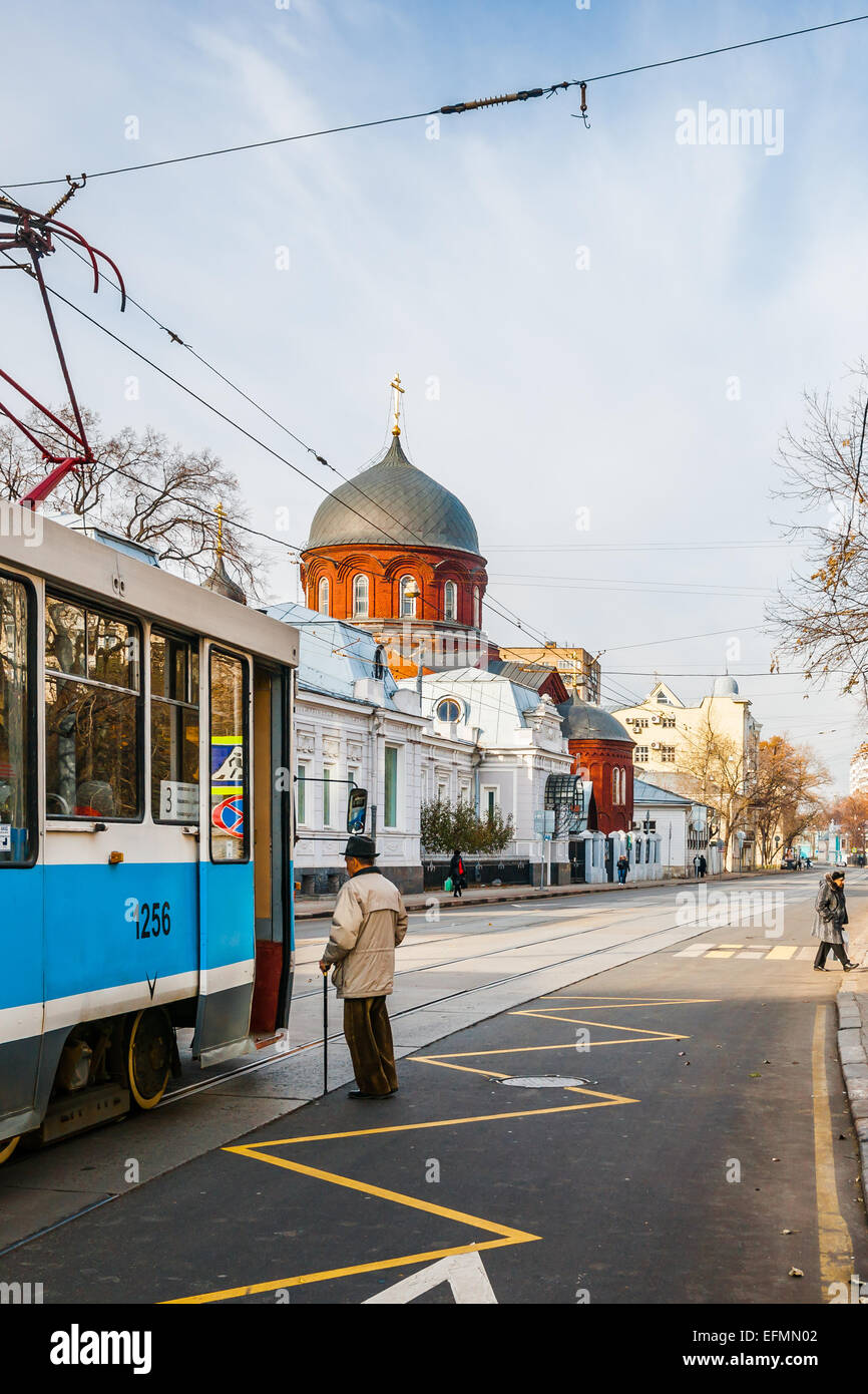 Gehen! Immer auf. Ein nicht identifizierter und unkenntlich Mann in seinen Jahren mit einem Spazierstock in der Hand bereitet eine Straßenbahn an Bord Stockfoto