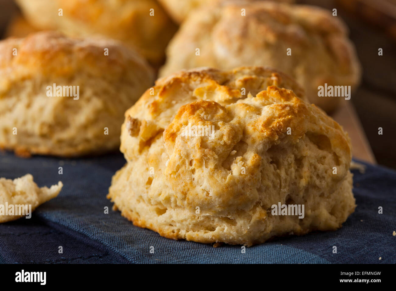 Hausgemachte Flakey Buttermilch Biscuits essfertig Stockfoto