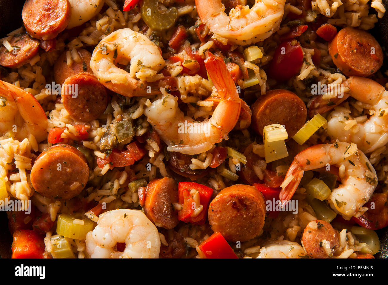 Würzige hausgemachte Cajun Jambalaya mit Wurst und Garnelen Stockfoto