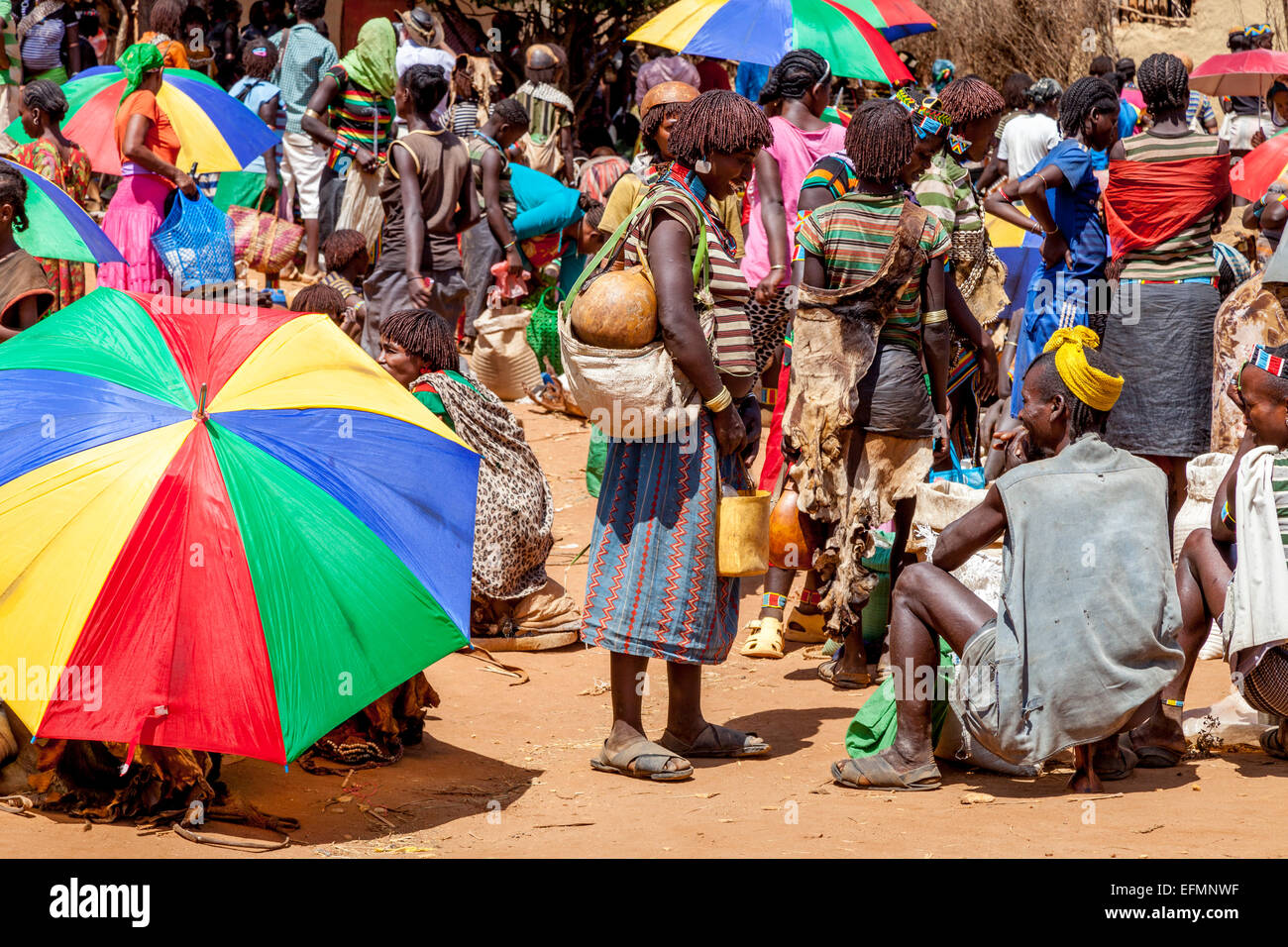 Banna Stämme Menschen an den wichtigsten Afer Donnerstag Markt, das Omo-Tal, Äthiopien Stockfoto