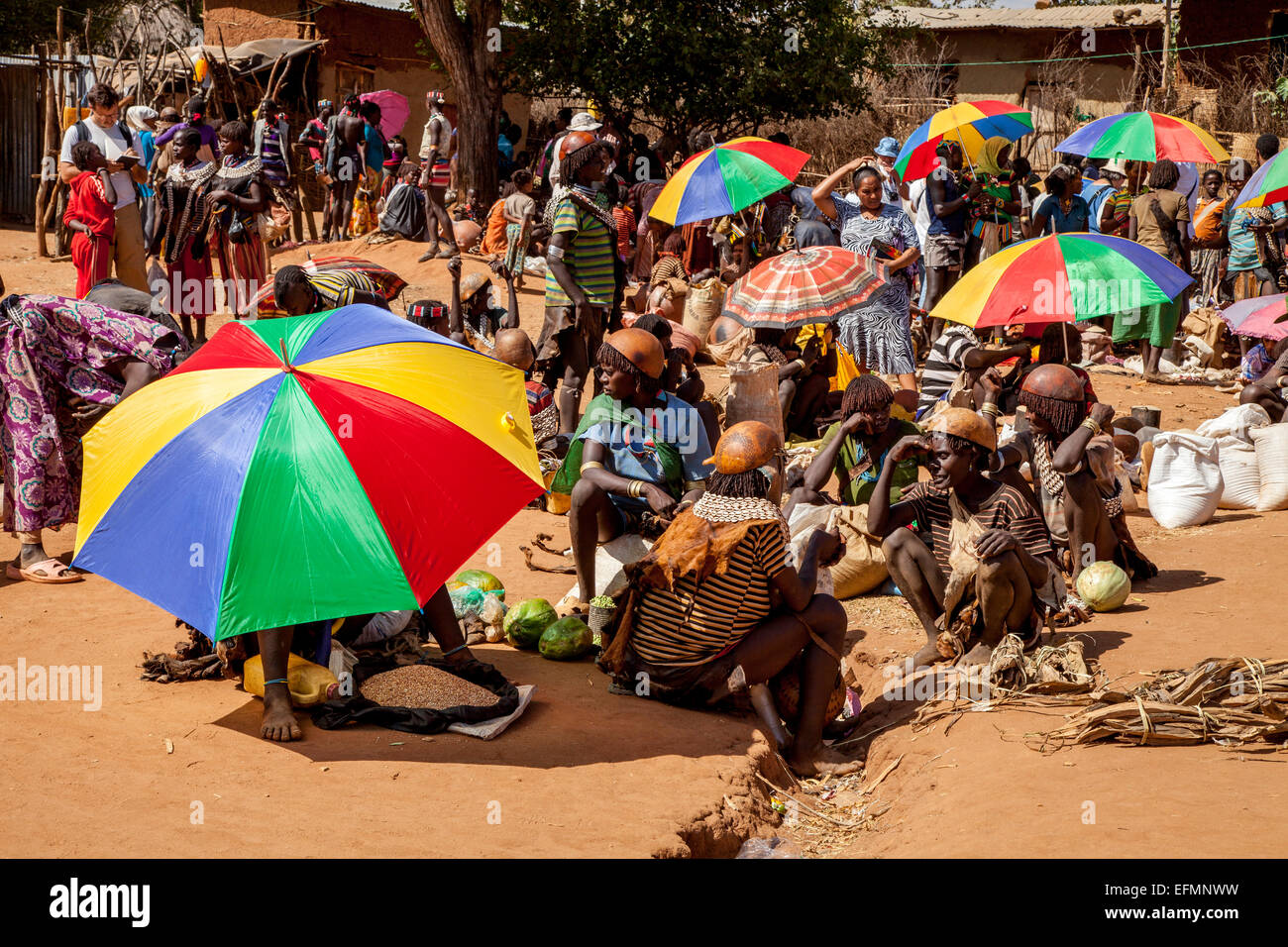 Banna Stämme Menschen an den wichtigsten Afer Donnerstag Markt, das Omo-Tal, Äthiopien Stockfoto