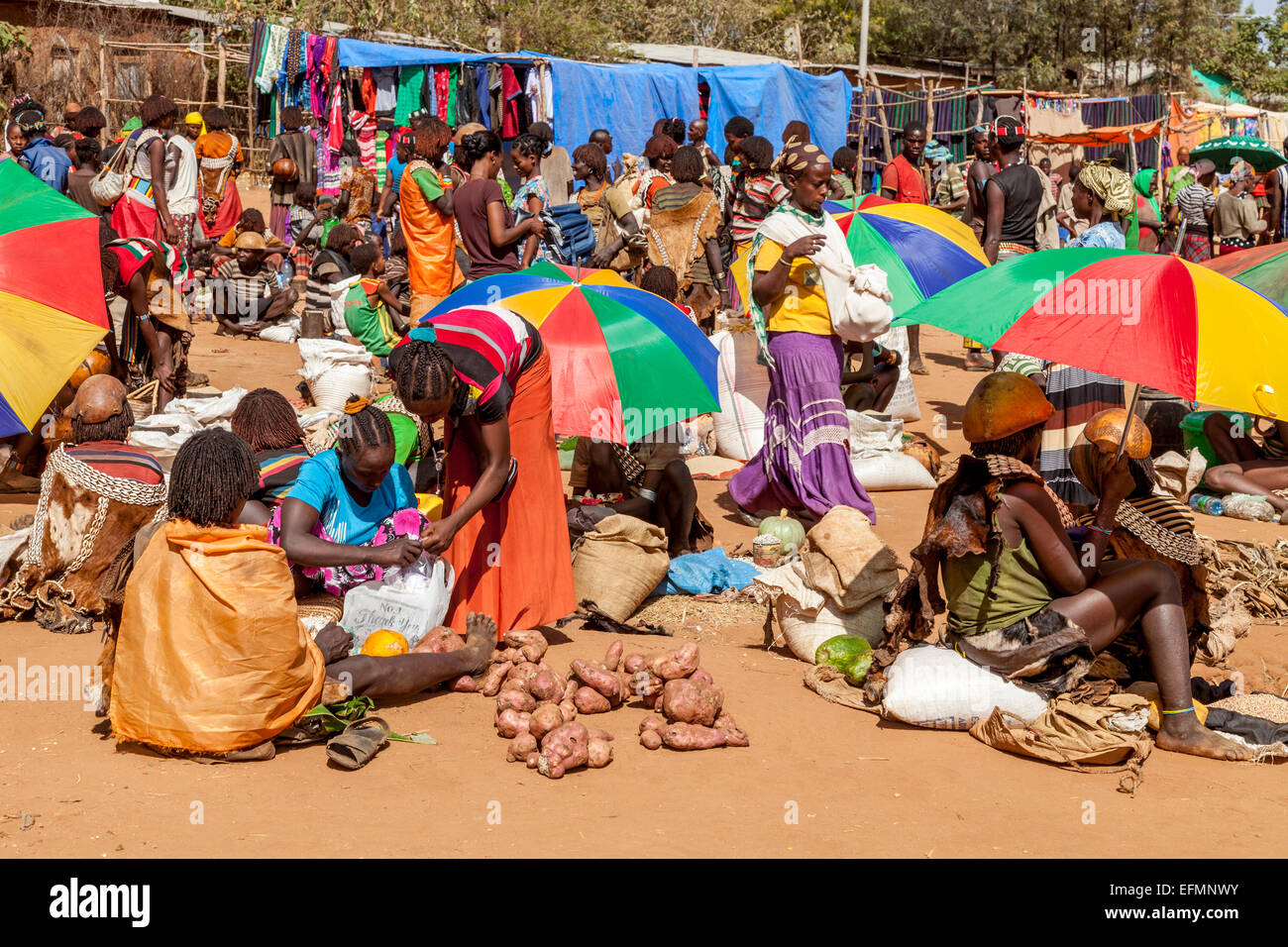 Banna Stämme Menschen an den wichtigsten Afer Donnerstag Markt, das Omo-Tal, Äthiopien Stockfoto