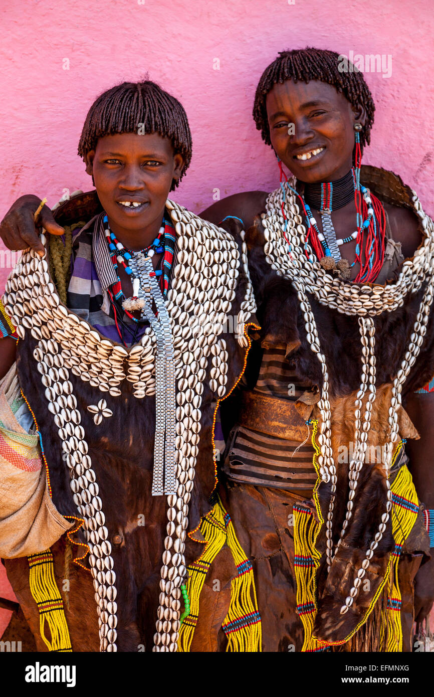 Zwei Frauen vom Stamm Tsemay an den wichtigsten Afer Donnerstag Markt, das Omo-Tal, Äthiopien Stockfoto