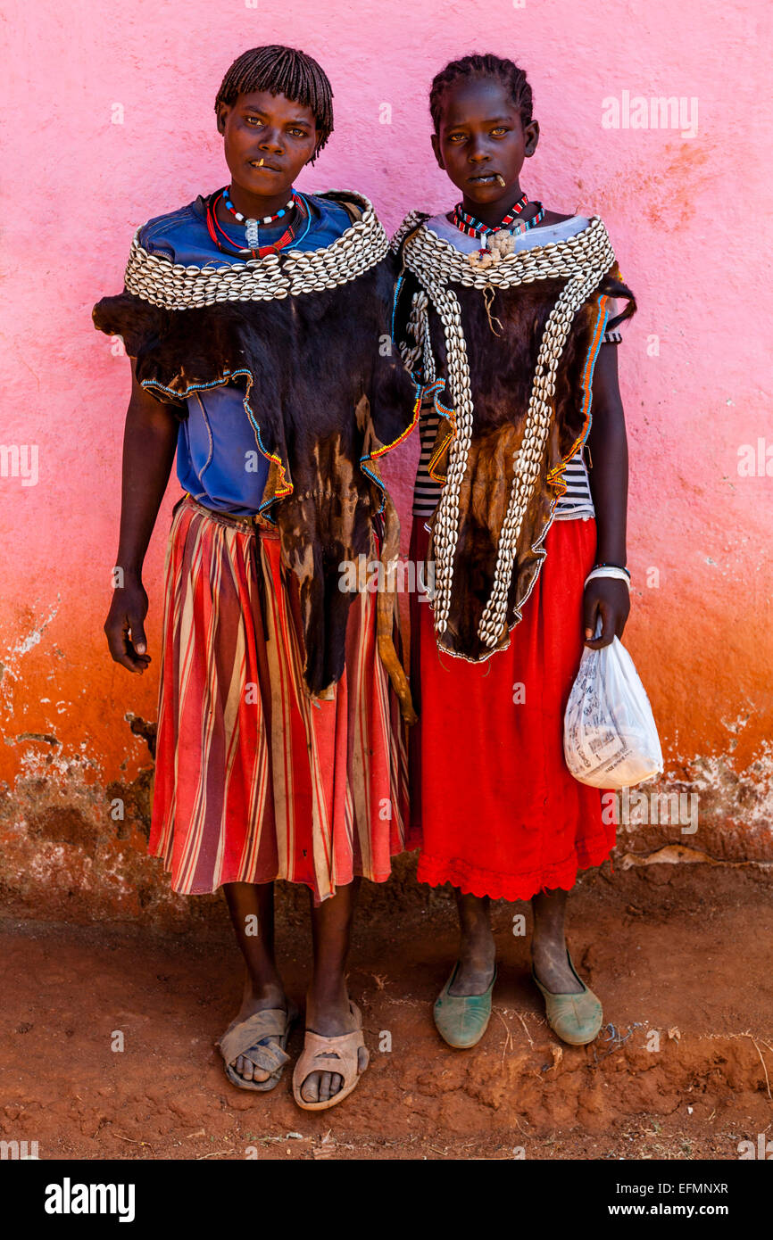 Zwei Mädchen aus dem Tsemay Stamm in Key Afer Donnerstag Markt, das Omo-Tal, Äthiopien Stockfoto