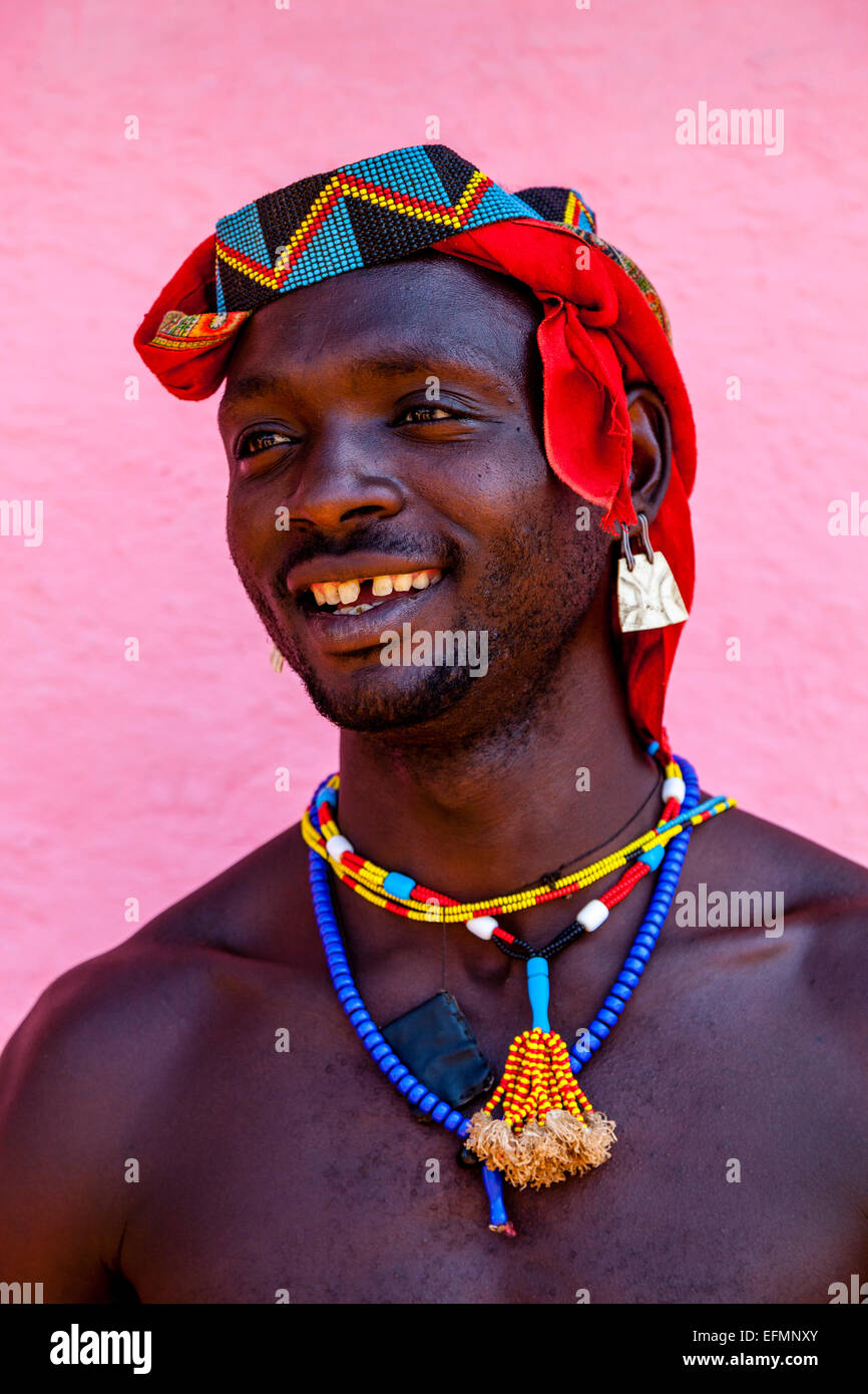 Junger Mann aus dem Stamm der Banna in Key Afer Donnerstag Markt, das Omo-Tal, Äthiopien Stockfoto