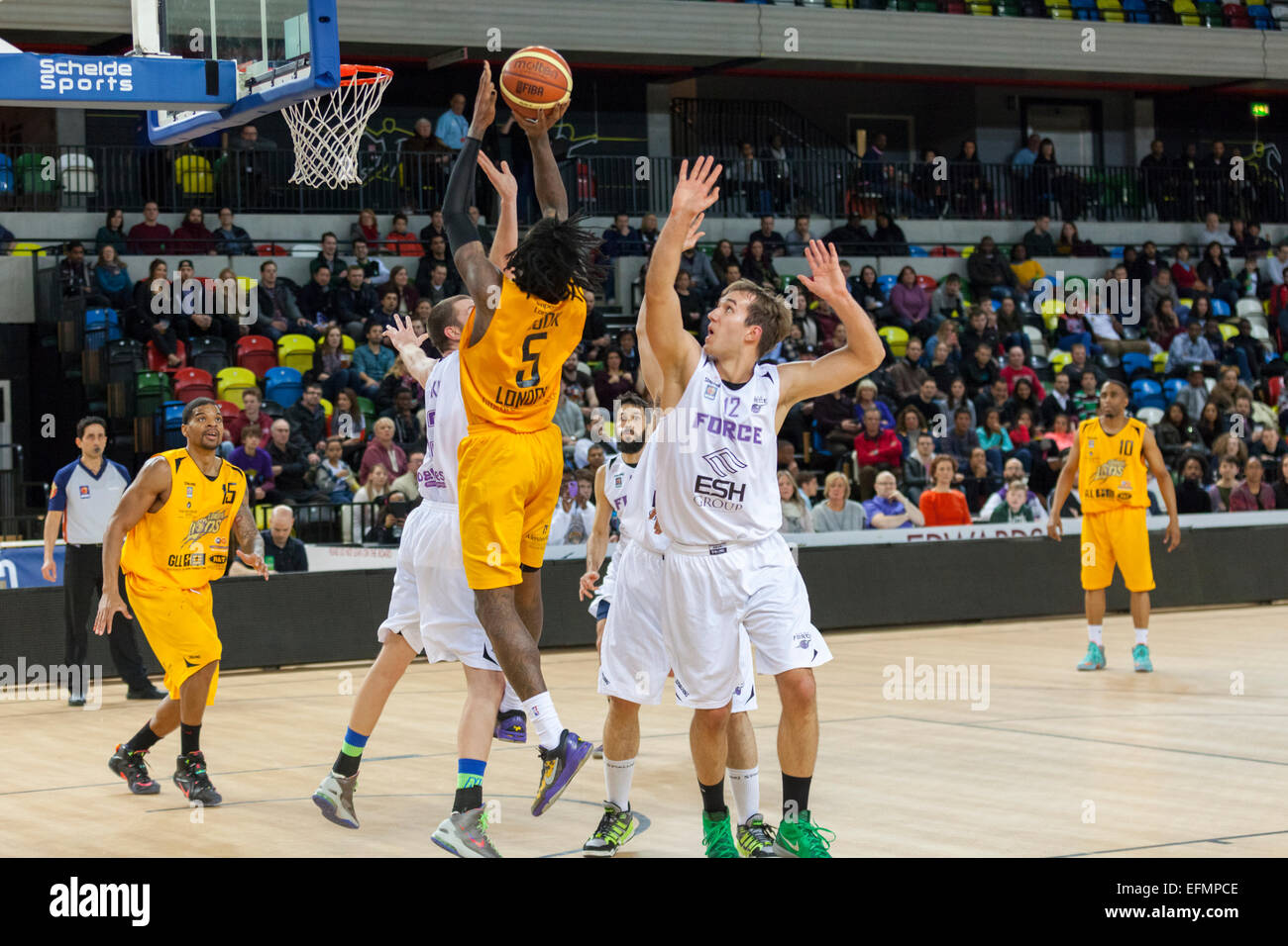 London, UK. 6. Februar 2015. Nach vorne Lovell Cook zielt auf den Korb während der London Lions Vs Leeds Kraft BBL Meisterschaftsspiel in der Kupfer-Box-Arena im Olympiapark. Stockfoto