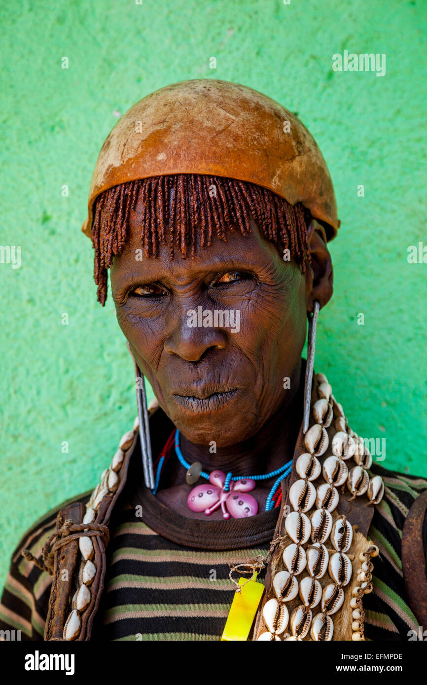 Ältere Frau vom Stamm Banna in Key Afer Donnerstag Markt, das Omo-Tal, Äthiopien Stockfoto