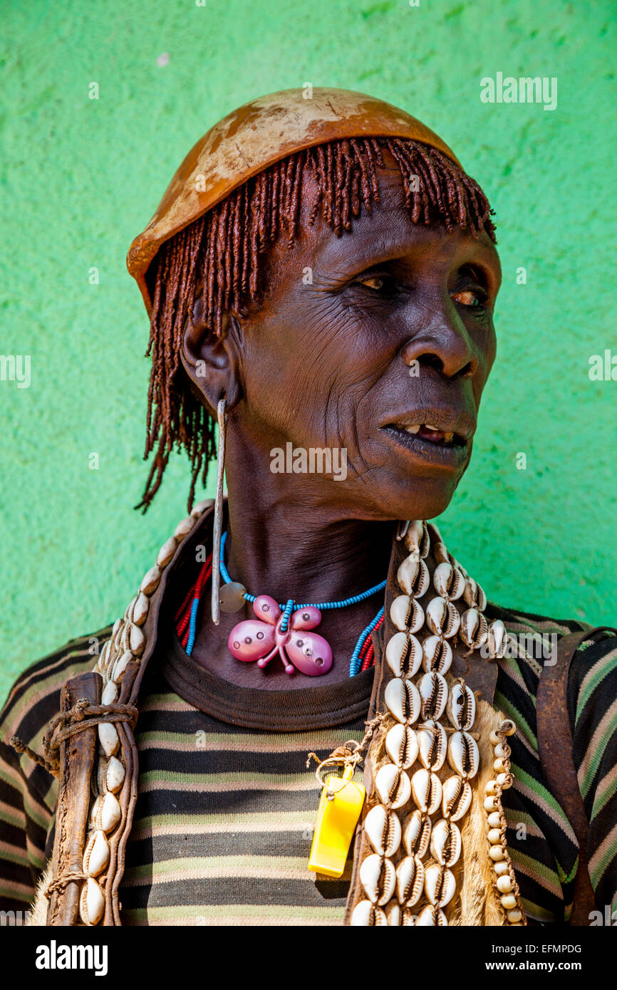 Ältere Frau vom Stamm Banna in Key Afer Donnerstag Markt, das Omo-Tal, Äthiopien Stockfoto