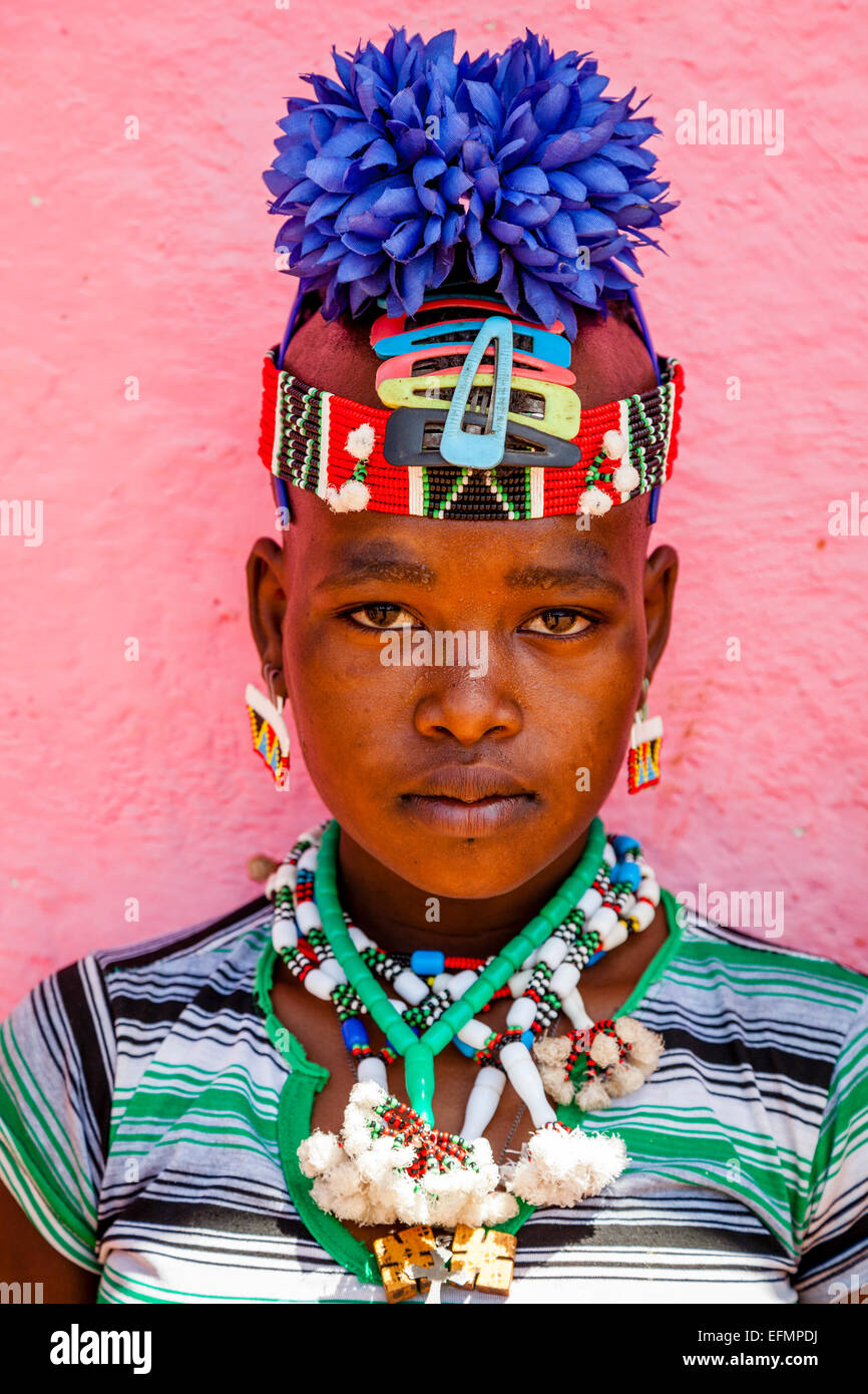 Junge Frau vom Stamm Banna in Key Afer Donnerstag Markt, das Omo-Tal, Äthiopien Stockfoto