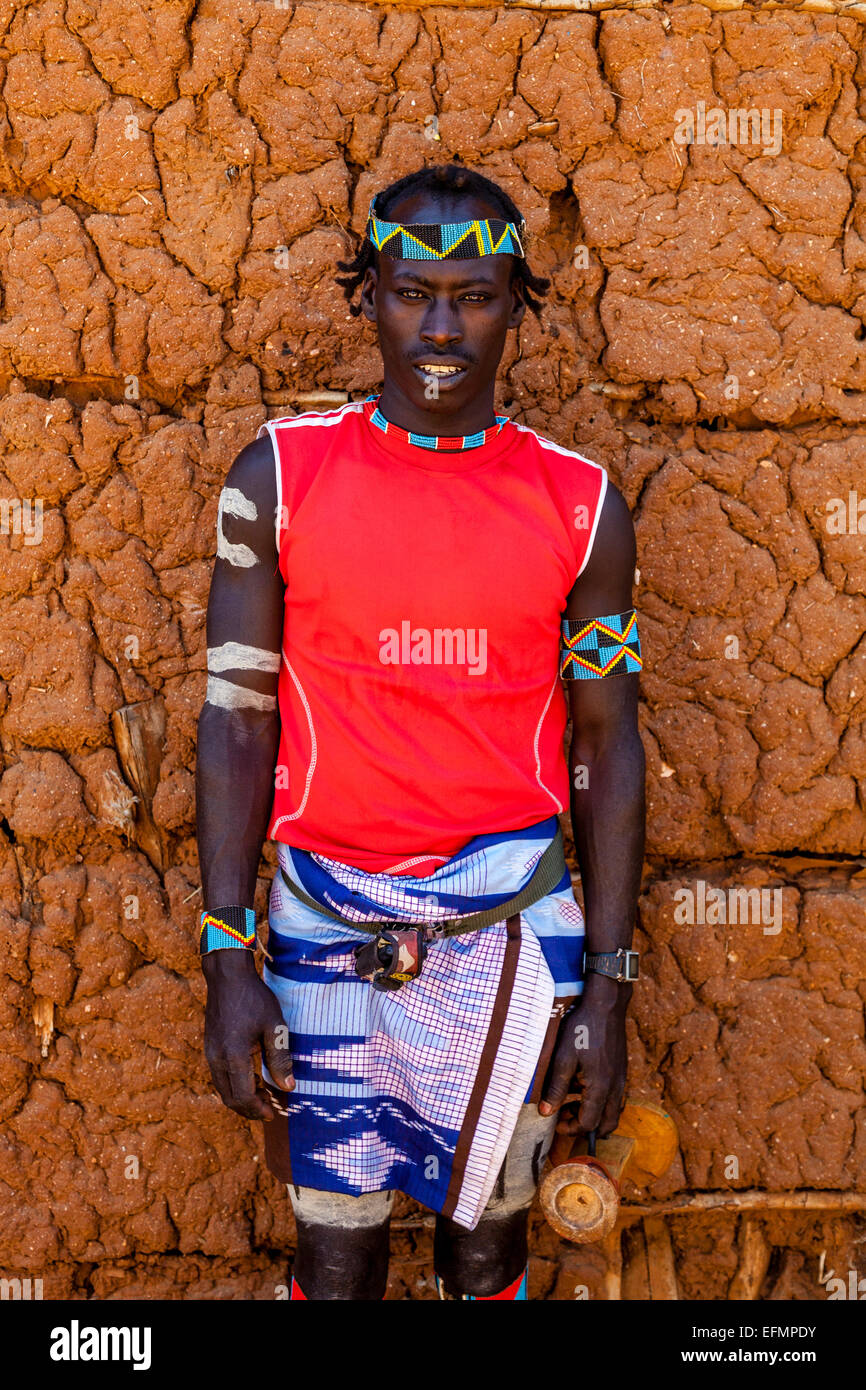 Junger Mann aus dem Stamm der Banna in Key Afer Donnerstag Markt, das Omo-Tal, Äthiopien Stockfoto