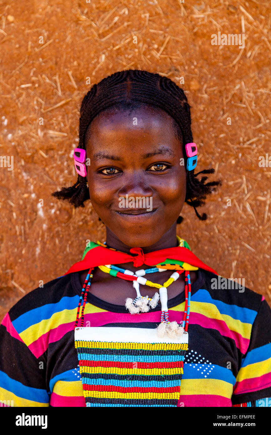 Ein Mädchen aus dem Stamm Ari in Key Afer Donnerstag Markt, das Omo-Tal, Äthiopien Stockfoto