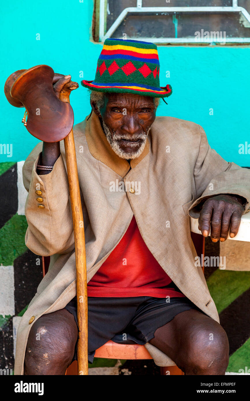 Älterer Mann vom Stamm Banna in Key Afer Donnerstag Markt, das Omo-Tal, Äthiopien Stockfoto