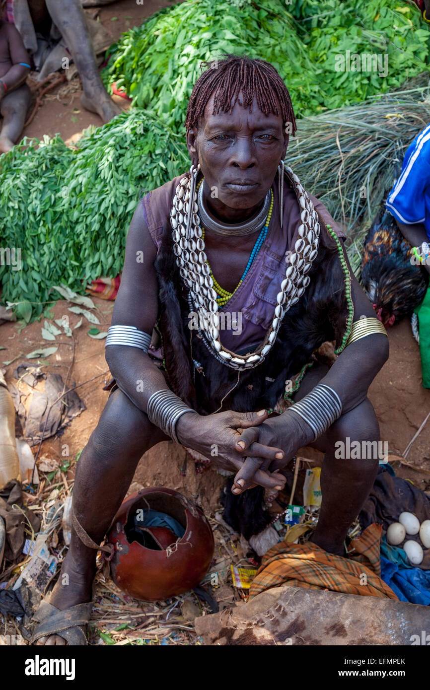 Eine Frau vom Stamm Hamer in Key Afer Donnerstag Markt, das Omo-Tal, Äthiopien Stockfoto