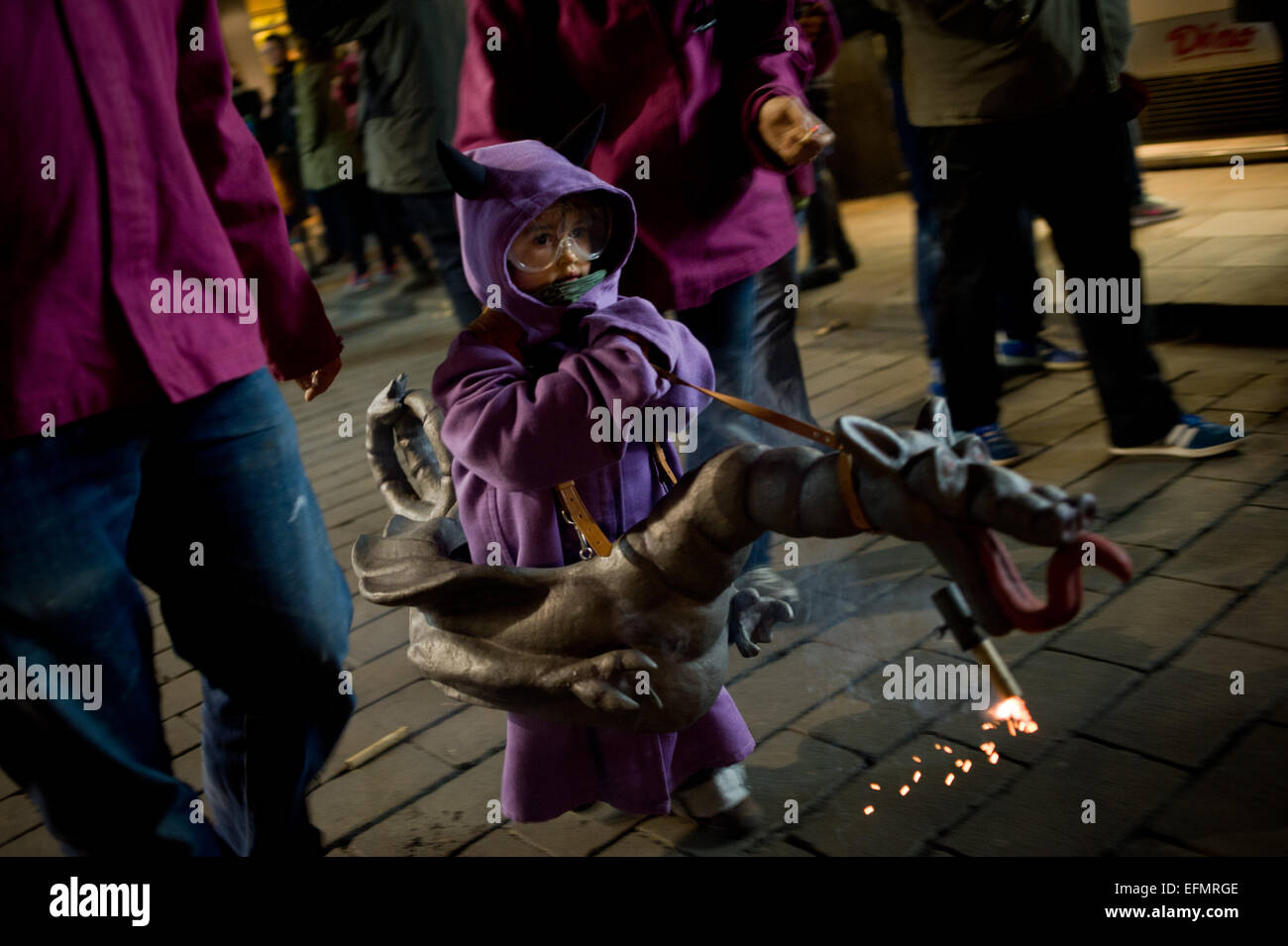 7. Februar 2015 - Barcelona, Spanien - ein Junge Teufel trägt Feuerwerk durch die Straßen des gotischen Viertels von Barcelona für Santa Eulalia Festival. Im Rahmen der Feierlichkeiten von Santa Eulalia fand eine Kinder-"Correfoc" in den Gassen des gotischen Viertels von Barcelona statt. Correfocs sind eine alte katalanische Tradition, wo Menschen als Teufel und leichte Feuerwerkskörper und Fackeln zu kleiden. Stockfoto