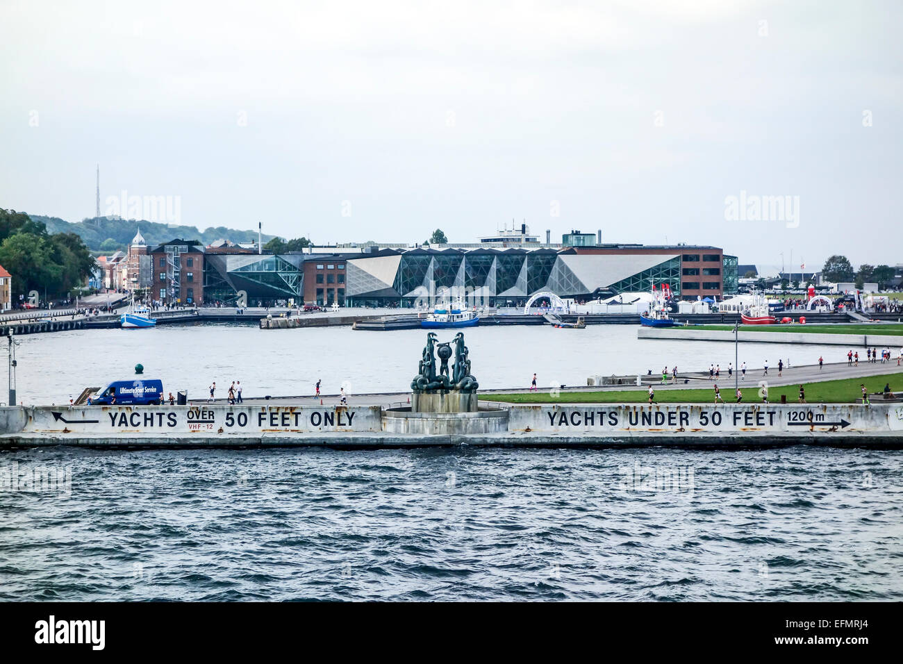 Eingang zum Hafen von Helsingør in Dänemark mit dem Kultur-Hof mit Bibliothek im Hintergrund Stockfoto