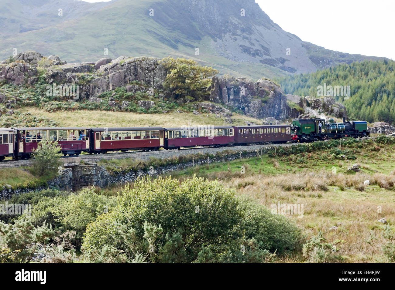 Nr. 143 Garratt Dampflok zieht Zug Richtung Süden von Caernarfon, Porthmadog auf der Welsh Highland Railway in Wales Großbritannien Stockfoto