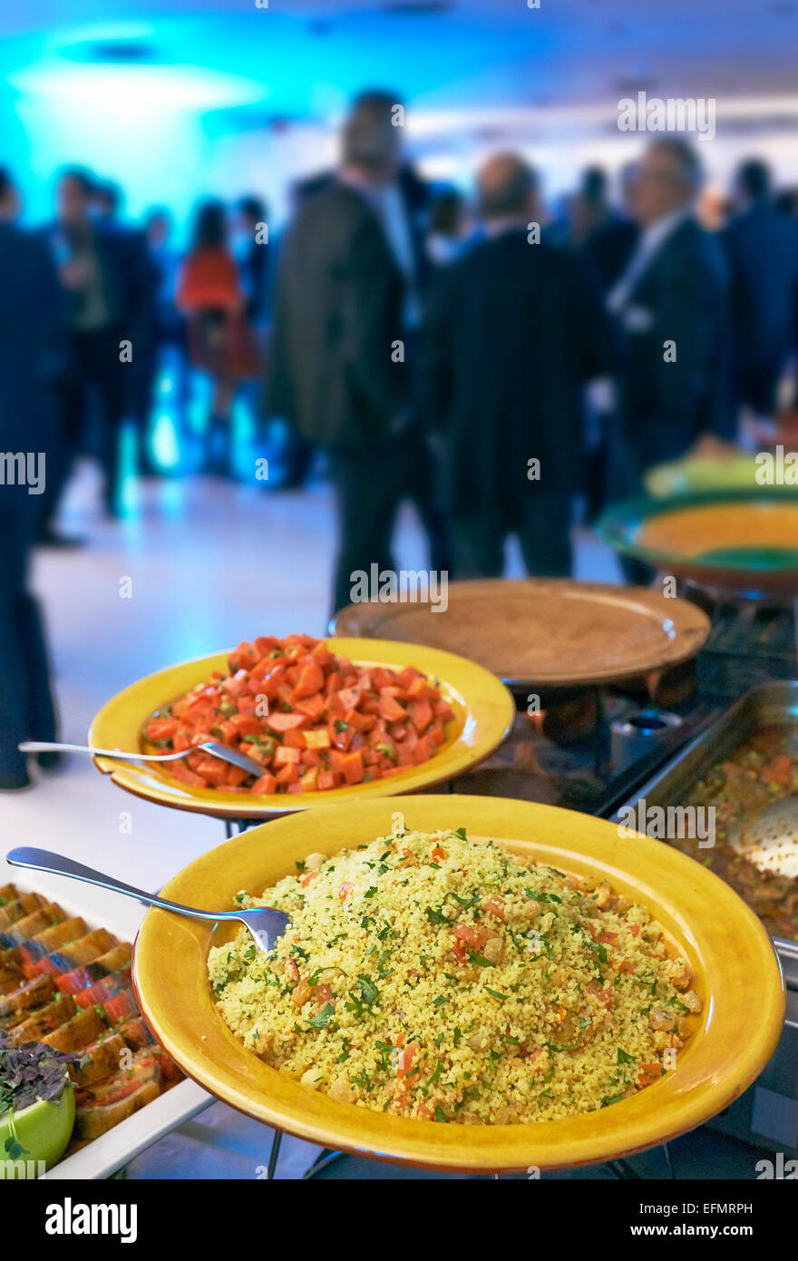 Catering-Service mit vielen Menschen im Hintergrund Stockfoto