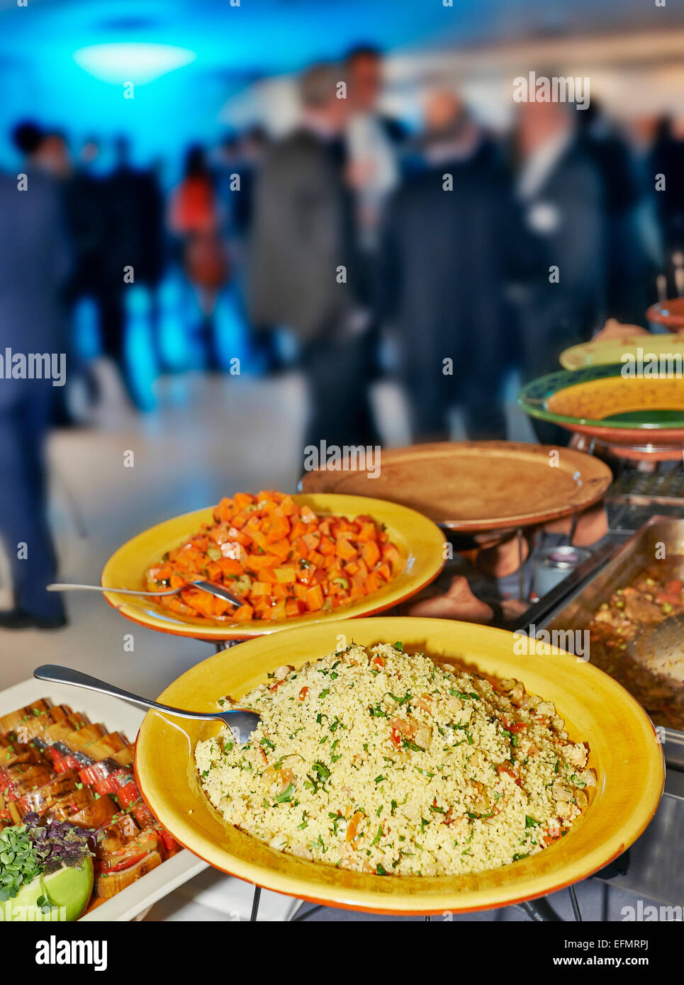 Catering-Service mit Menge verschwommene Leute im Hintergrund Stockfoto