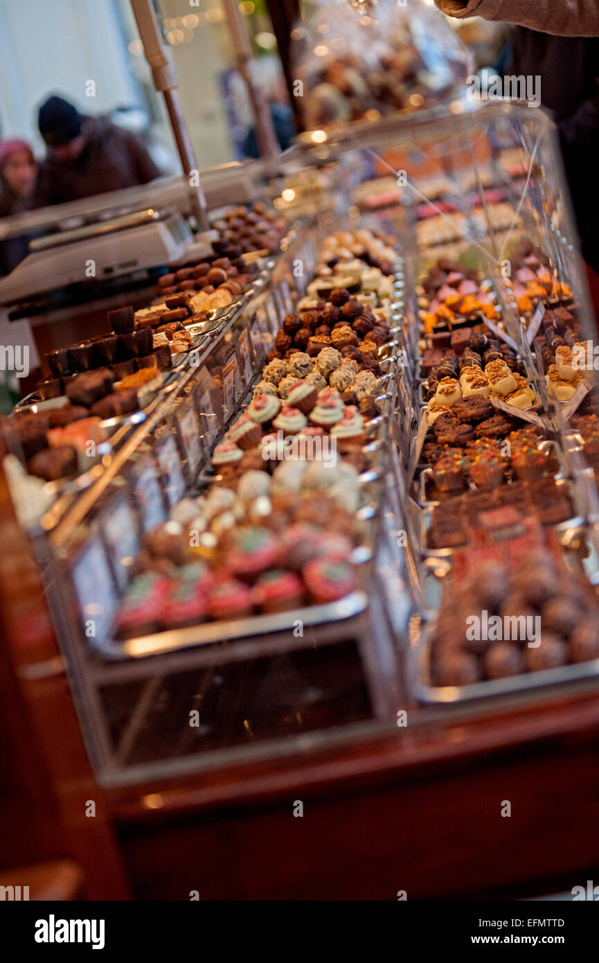 Birmingham deutsche Frankfurter Weihnachtsmarkt einer der größten in Europa. mit einem Schokolade Stand Stockfoto