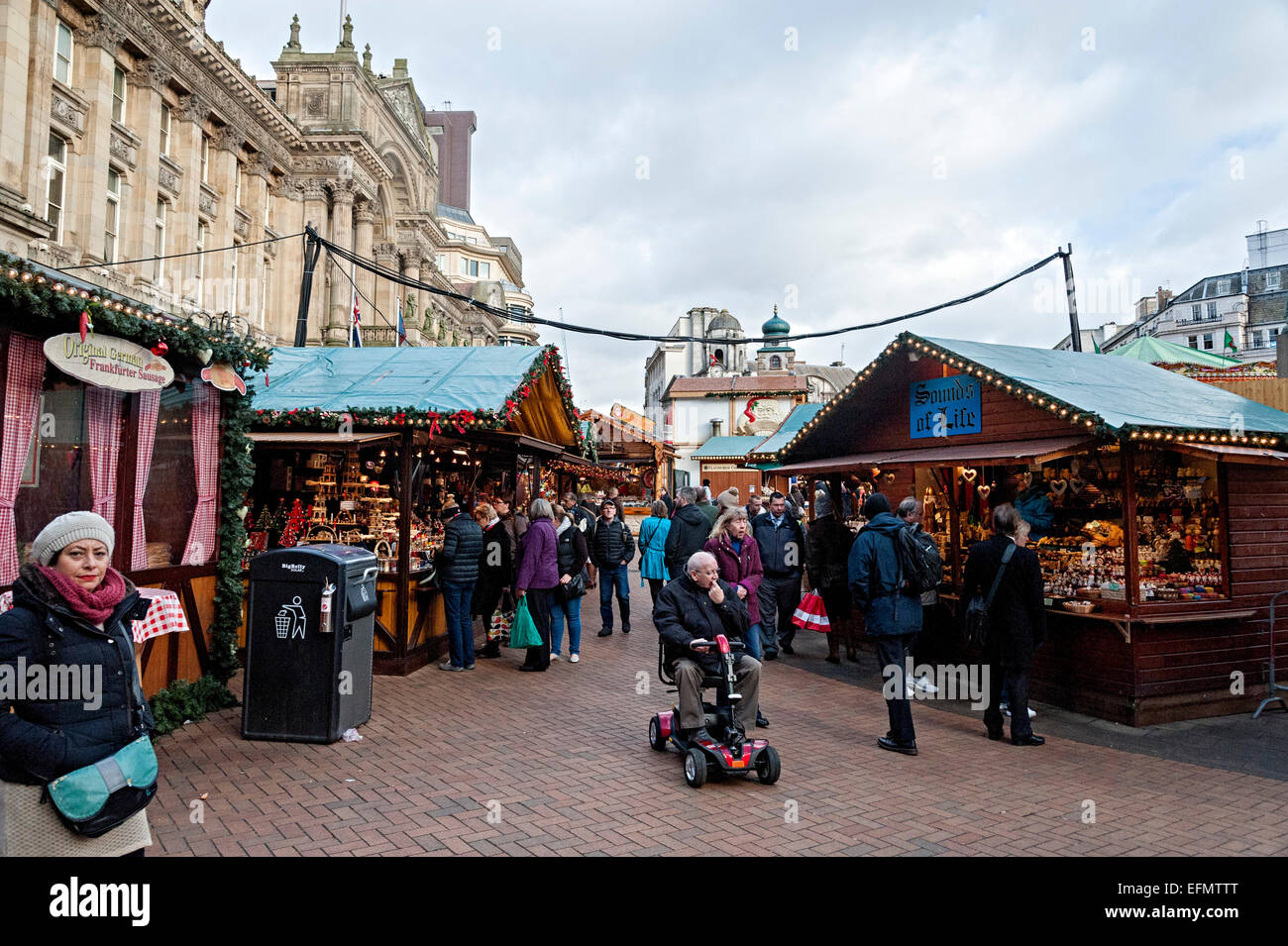 Birmingham deutsche Frankfurter Weihnachtsmarkt einer der größten in Europa. mit Bier und Geschenk Ständen alle durch die Innenstadt Stockfoto