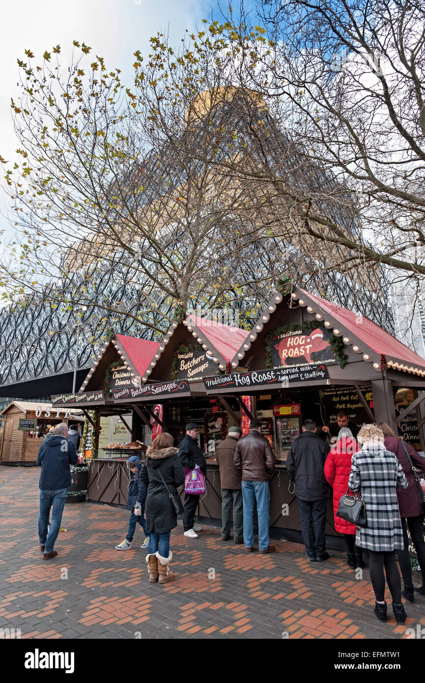 Birmingham deutsche Frankfurter Weihnachtsmarkt einer der größten in Europa. mit Bier und Geschenk Ständen alle durch die Innenstadt Stockfoto