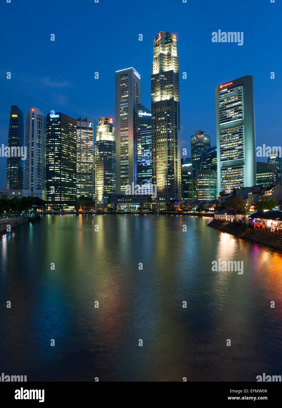 Boat Quay und die Skyline von Singapur und den Fluss bei Sonnenuntergang. Stockfoto