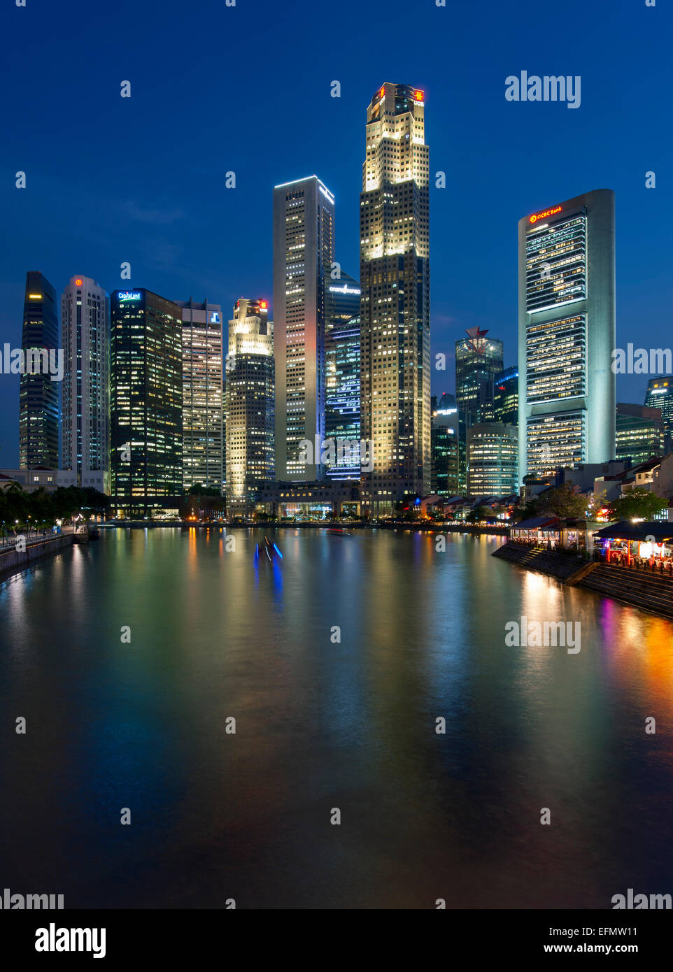 Boat Quay und die Skyline von Singapur und den Fluss bei Sonnenuntergang. Stockfoto