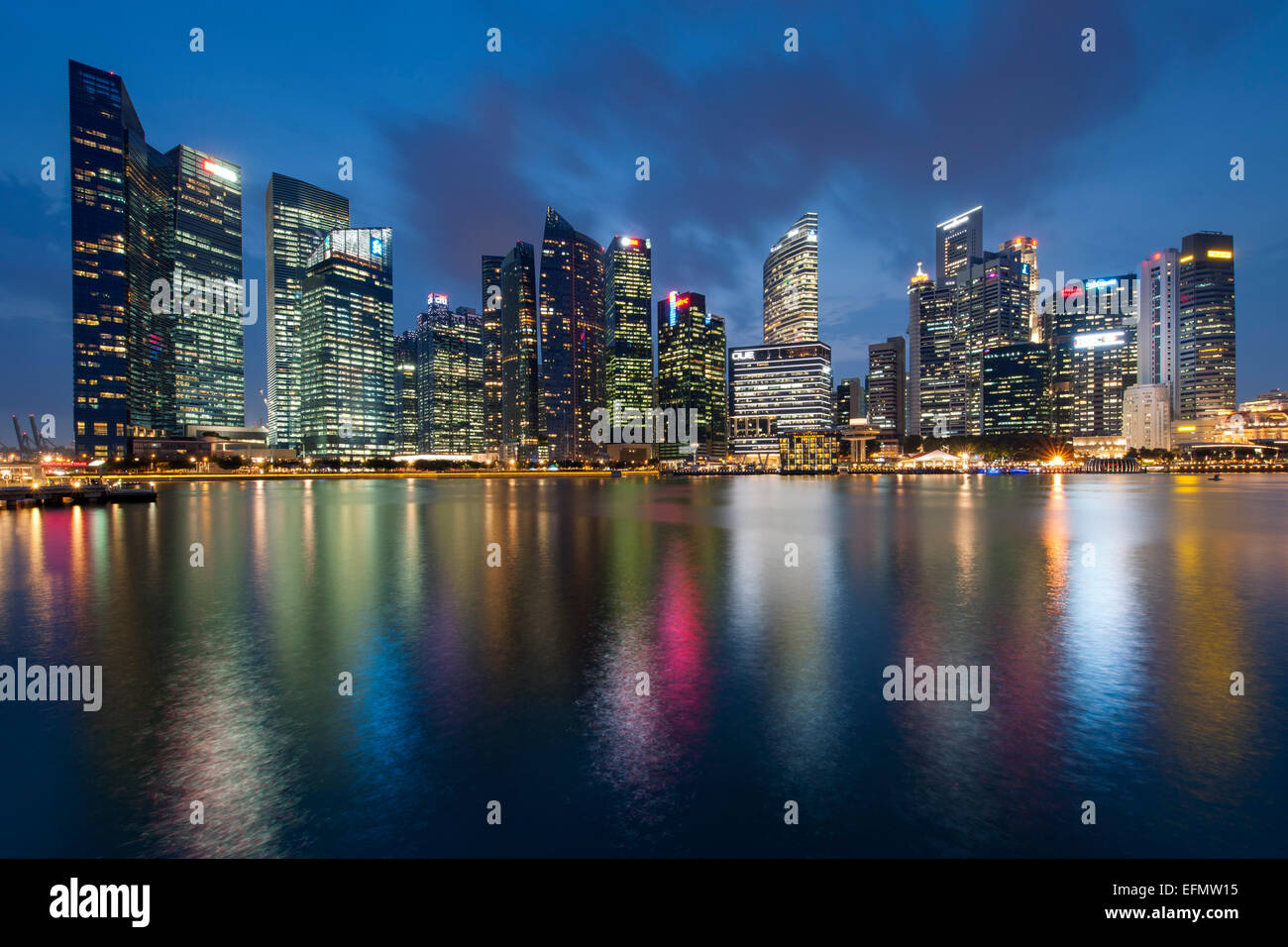 Die Skyline von Singapur und Marina Bay in der Abenddämmerung. Stockfoto