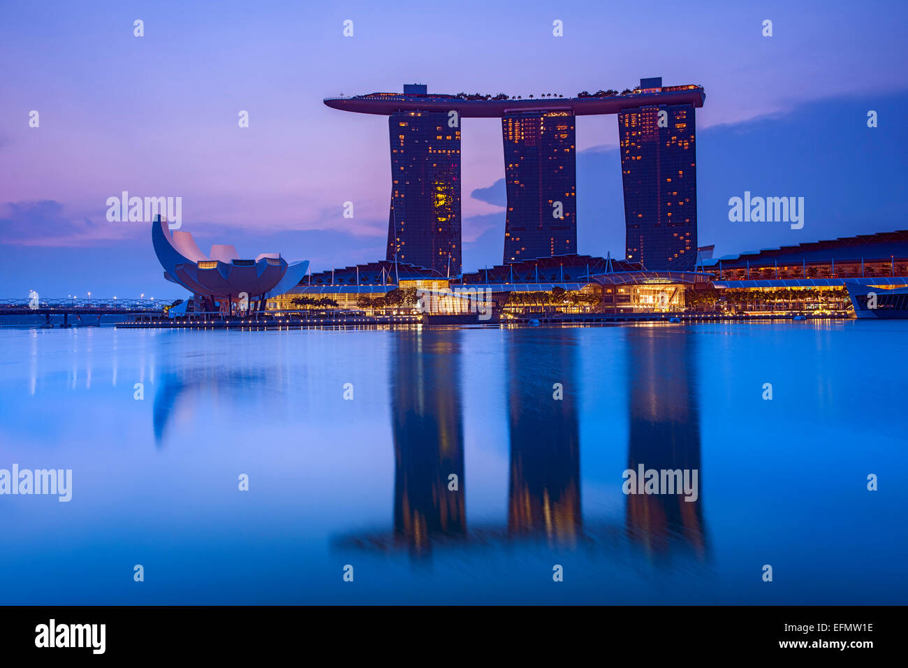 Das Marina Bay Sands Hotel und Art Science Museum in Singapur in der Morgendämmerung. Stockfoto