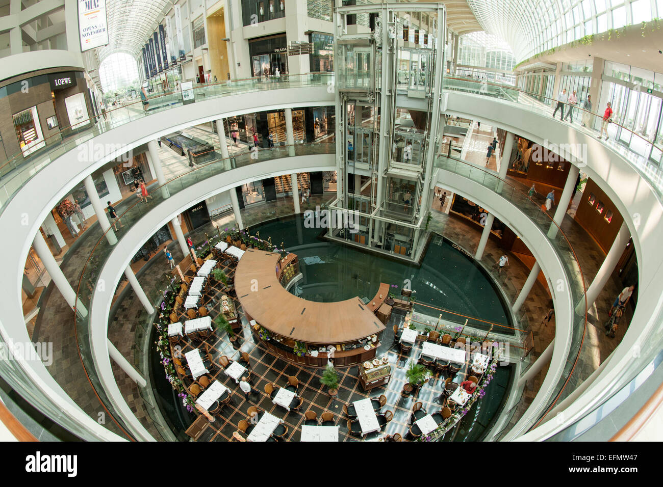 Innere des The Shoppes, eine Shopping-Mall an der Marina Bay Sands Hotel in Singapur befestigt. Stockfoto