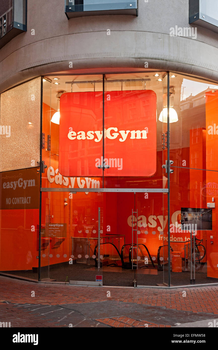 Einfache Fitness-Studio Birmingham Central mit orange farbigen Eingang Stockfoto