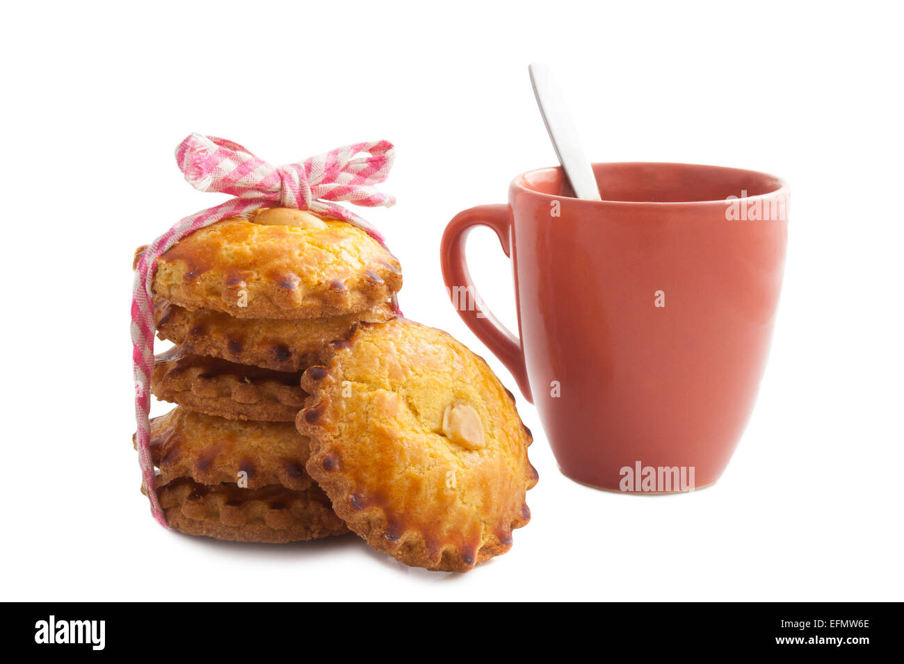 Cookie und einer Tasse Café isoliert auf weiß Stockfoto