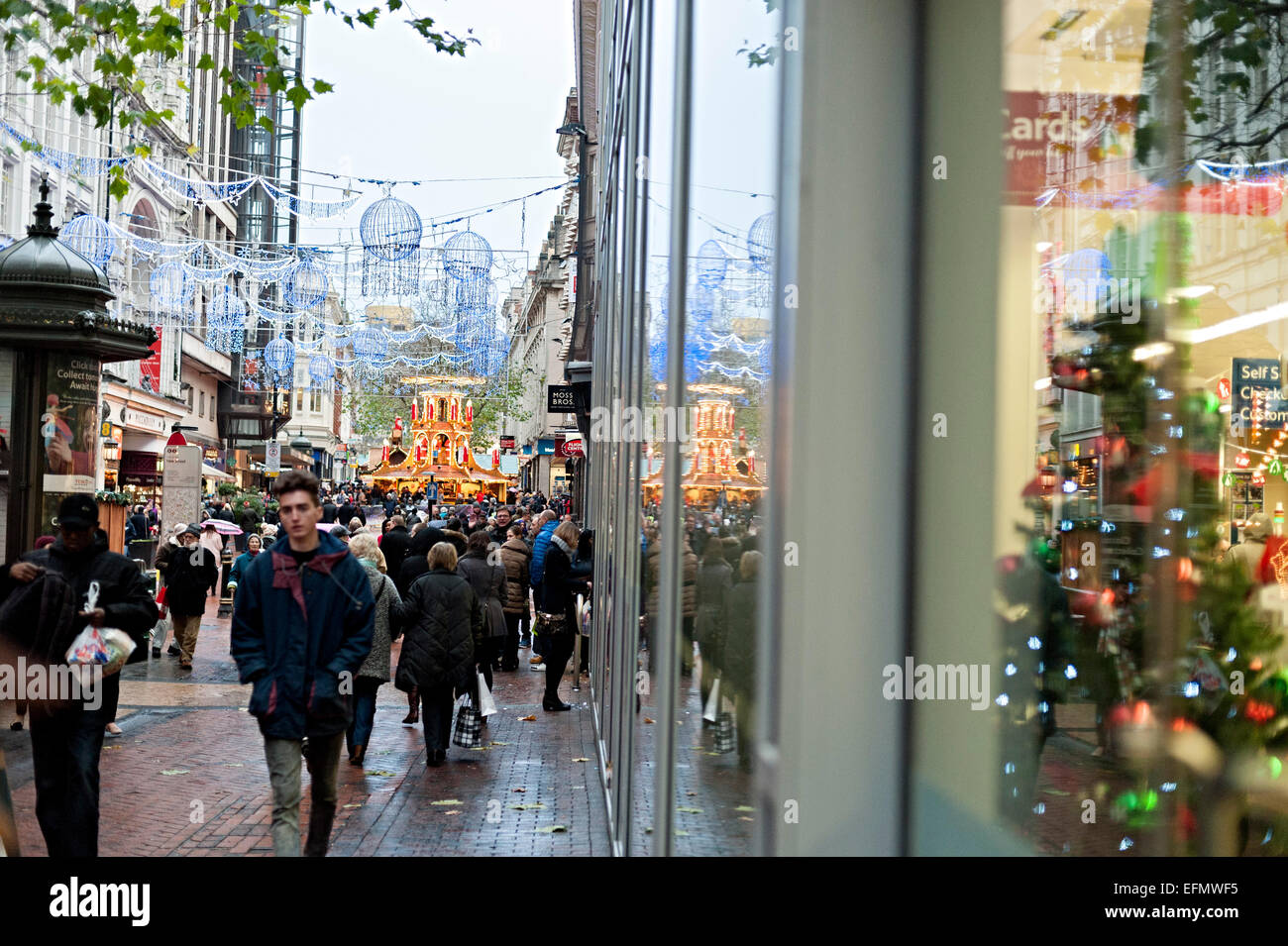 Birmingham deutsche Frankfurter Weihnachtsmarkt einer der größten in Europa. mit Bier und Geschenk Ständen alle durch die Innenstadt Stockfoto